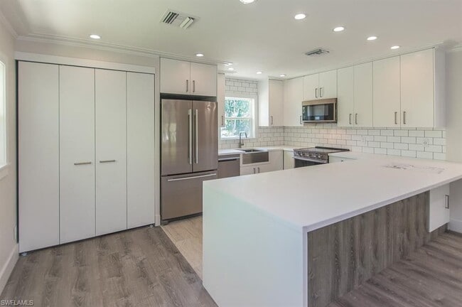 Beautifully appointed entertainer's kitchen - 1219 Solana Rd Unit 18