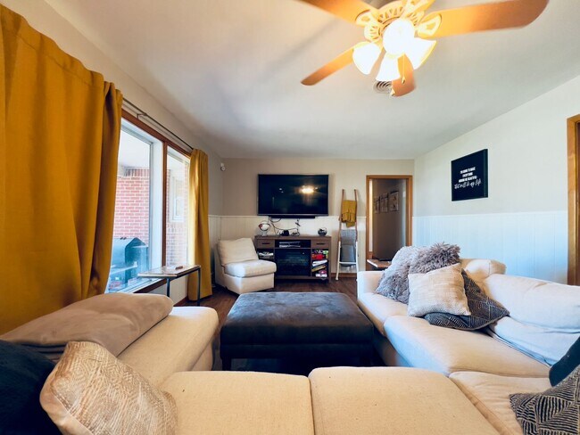 Photo - PRE-LEASING FOR SUMMER: Check out this Mod...