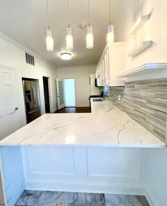 Building Photo - 6712 N Clark St Unit 4BedintheHeartofRog