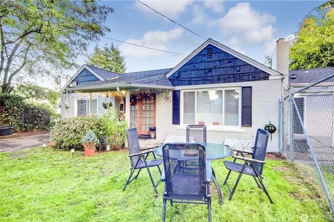 Building Photo - Spacious and privtae duplex in Tacoma Rental