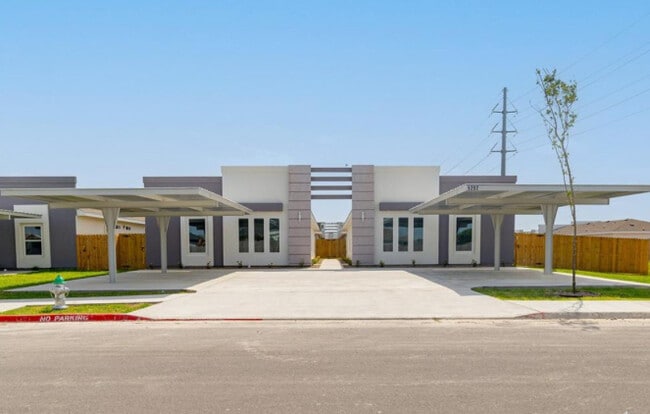 Building Photo - 5202 N Crown Pt Unit 3