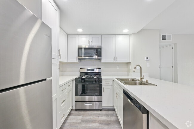 2 habitaciones, 1 baño - 739 pies cuadrados - Cocina - Park Villas Apartment Homes