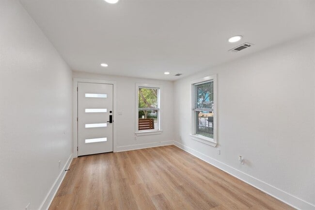 Photo - 2208 Santa Rita St