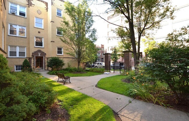4402 N Rockwell St Unit 4402-1