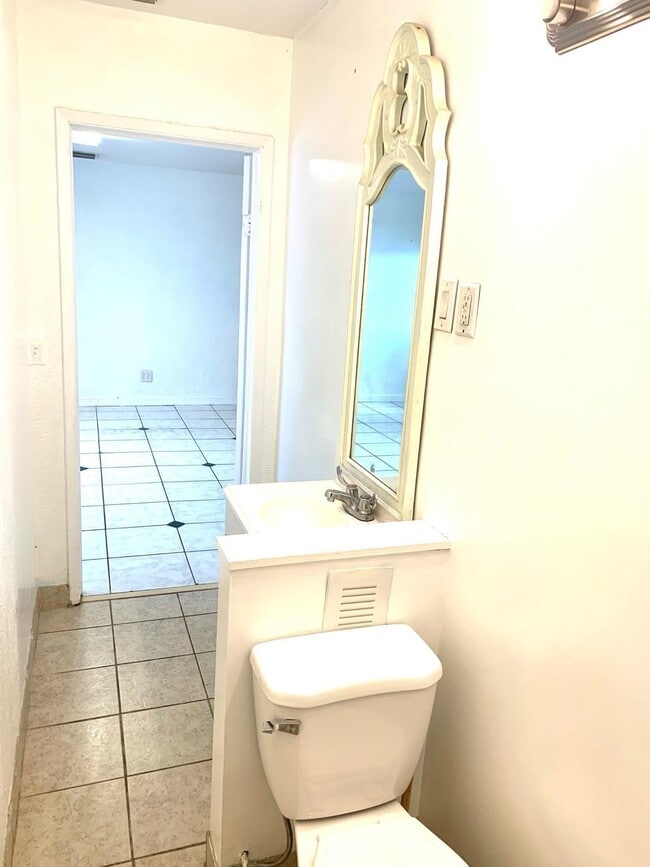 Photo - 500 W Oakland Park Blvd