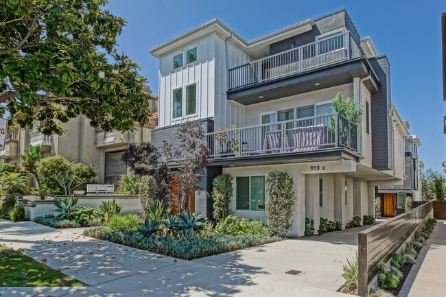 Custom, Modern & Spacious Tri-Level Home w... - Custom, Modern & Spacious Tri-Level Home w...