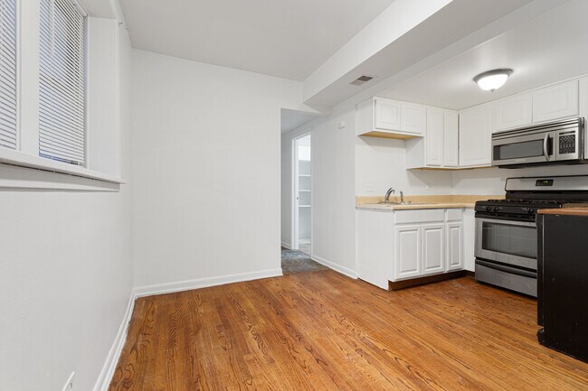 Photo - 665 W Roscoe St