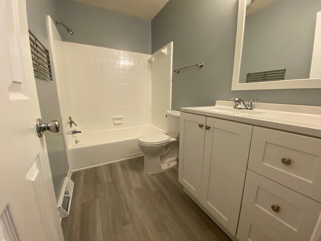 Photo - 137 Holmes Cir