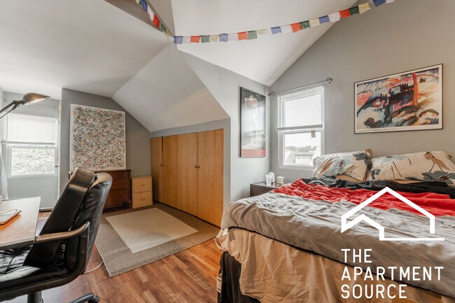 3036 N Seminary Ave Unit 3