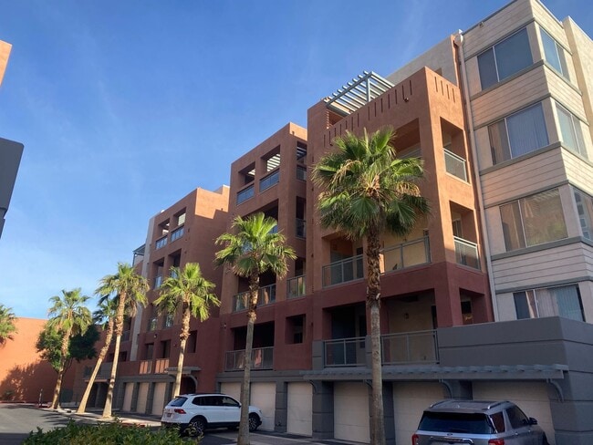 Building Photo - Park Avenue Mid-Rise Condo. Balcony. Full Services HOA Unit 203