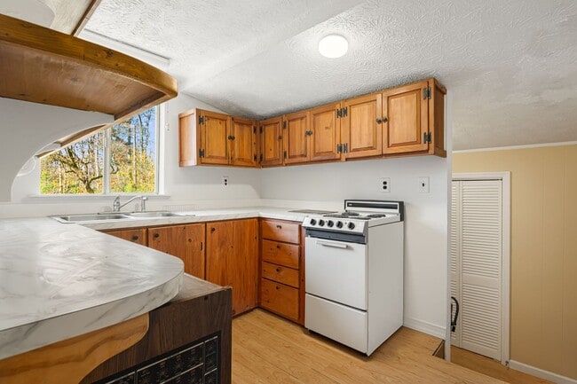 Photo - Rare 1-Bedroom in Fairview with Bonus Room...