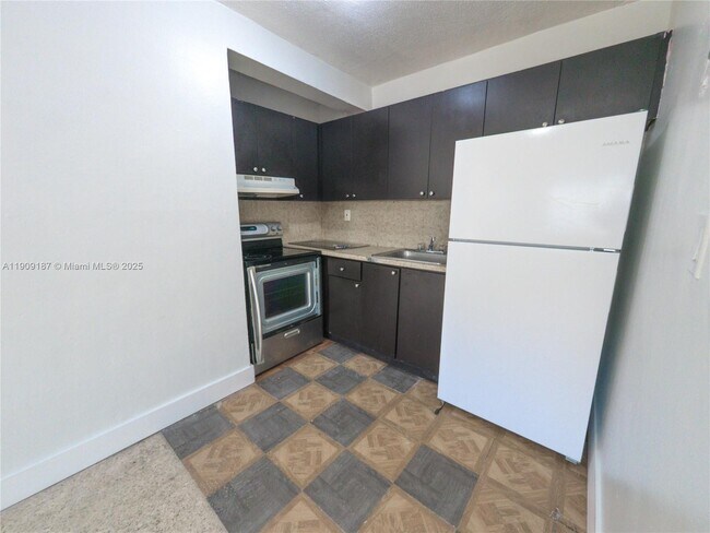 Photo - 2000 NW 29th St Unit 5