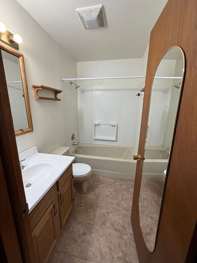 Photo - 1720 W Olive St Unit B