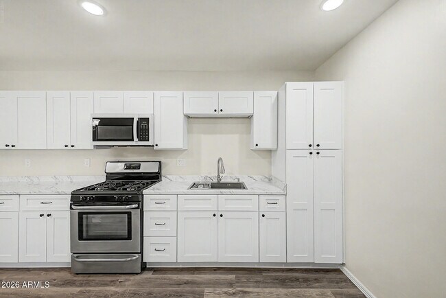 828 W Central Ave