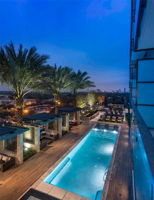 Terraza de piscina elevada con cabañas privadas junto a la piscina