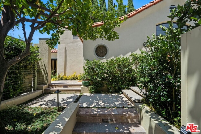 Photo - 9001 Rosewood Ave