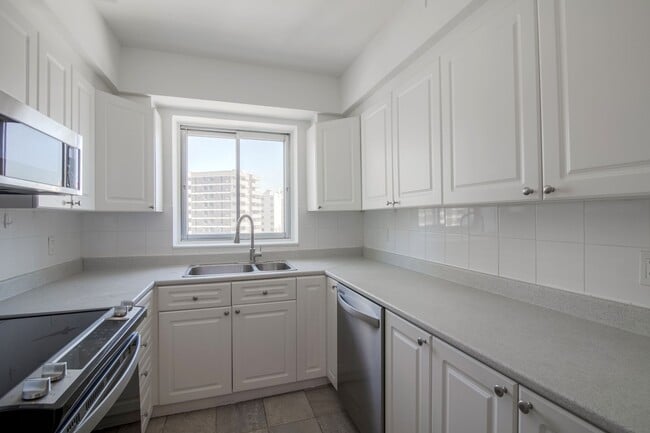 Building Photo - 3555 Chem. de la Côte-des-Neiges Unit 905