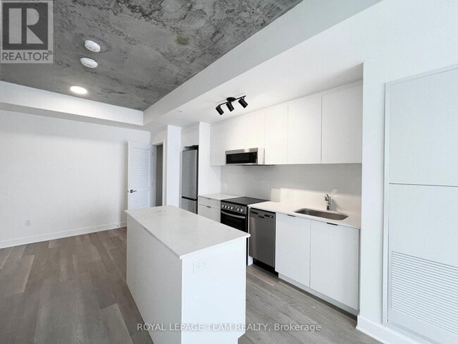 Photo - 1655 Carling Ave Unité B911