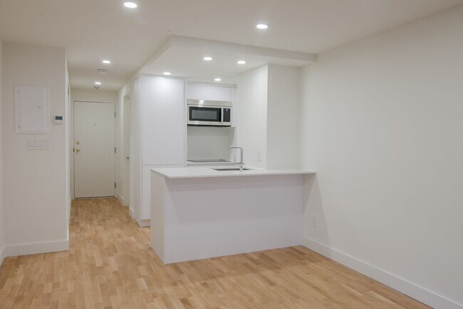 Photo - 3460 Rue Durocher Unit 203