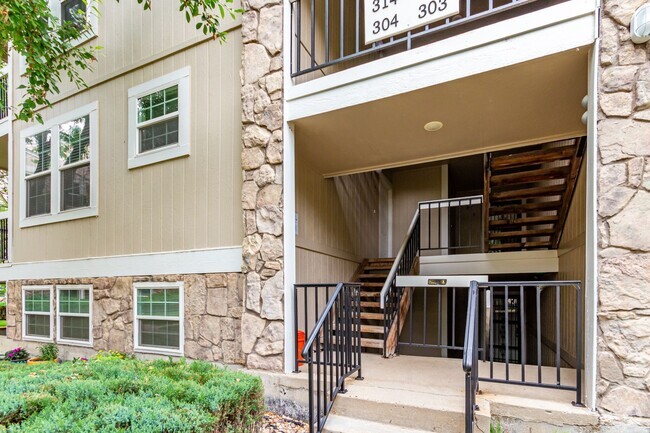 Building Photo - 2 Bed 1.5 Bath Updated Arvada Condo - Avai...