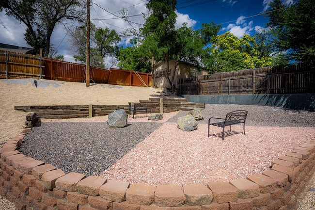 Jasmine Springs Apartments | Picnic Area - Jasmine Springs
