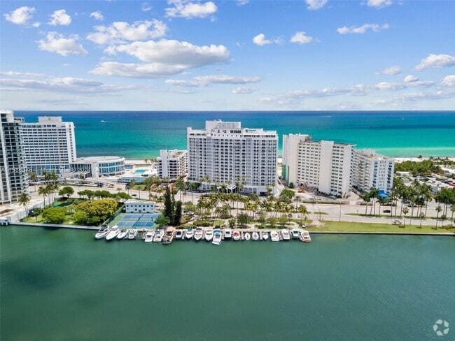 Building Photo - 5401 Collins Ave Unit 1226 Rental