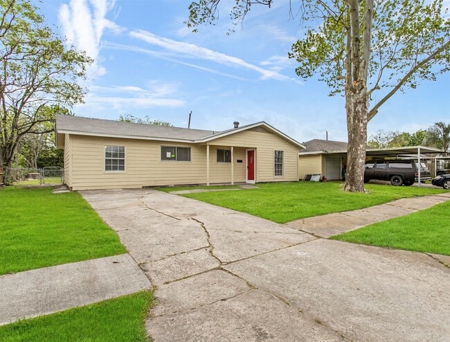 Building Photo - 303 Brown Dr