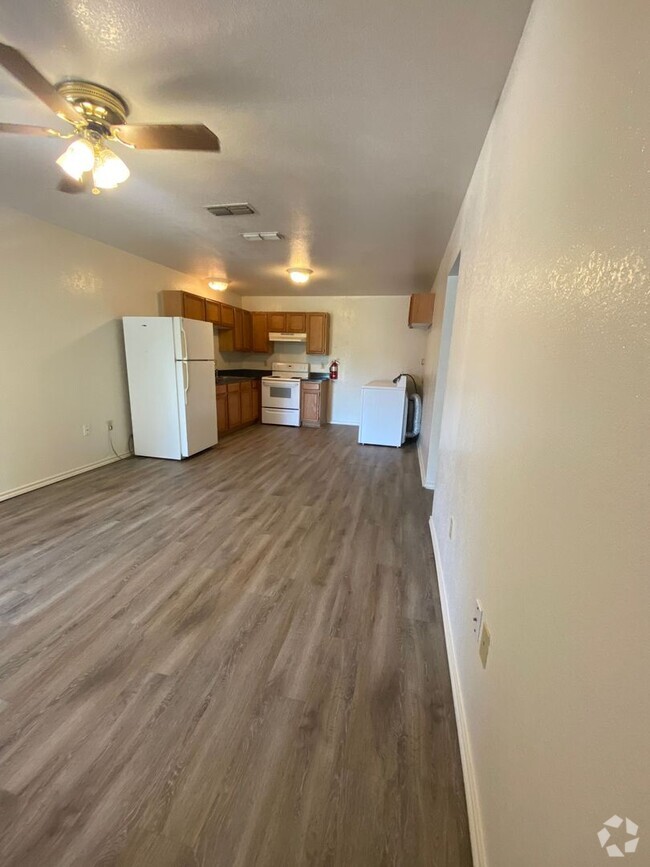 Building Photo - 2 Bedroom 1 Bathroom Newly Updated Apartment Unit H