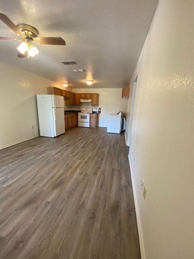 2 Bedroom 1 Bathroom Newly Updated Apartment - 2 Bedroom 1 Bathroom Newly Updated Apartment Unit H