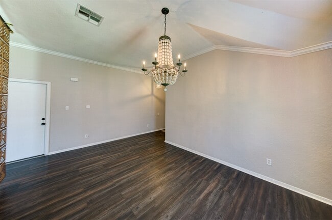 Photo - 402 Live Oak Ln