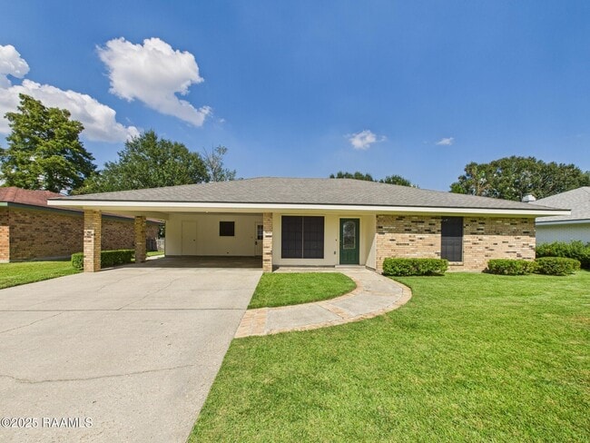 Building Photo - 302 Lark Dr Rental