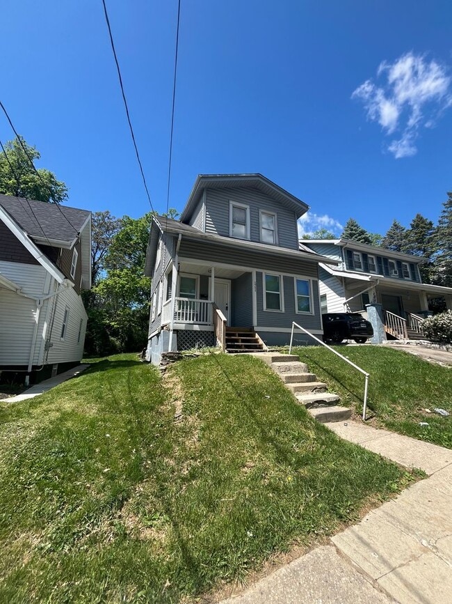 Building Photo - Three Bedroom House on Wyoming!