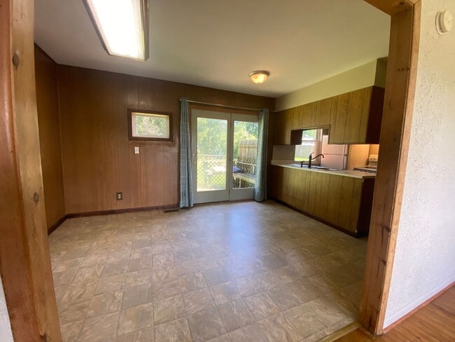 Photo - 3 Bedroom, 2 Bathroom Home on Bloomington'...