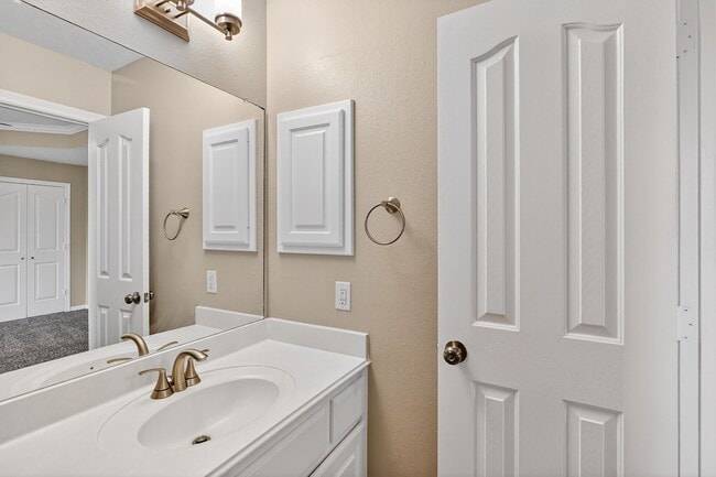 Building Photo - 1402 Western Oaks Ct