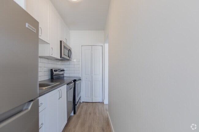 1BR, 1BA - 611SF - Kitchen - 318, 332 & 352 Patricia Avenue