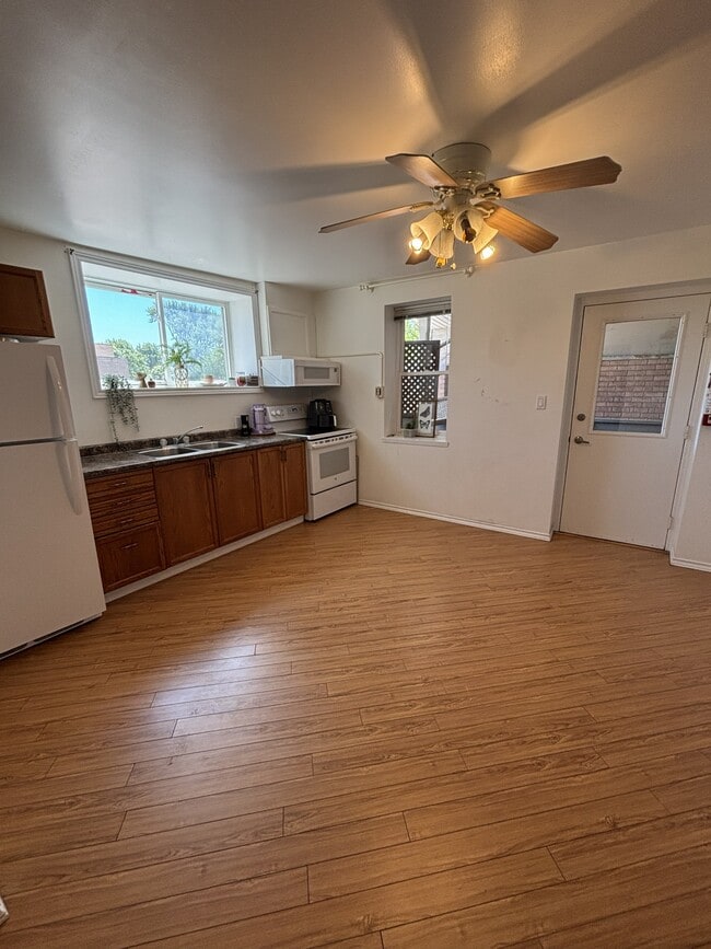 Photo - 106 Christina St S