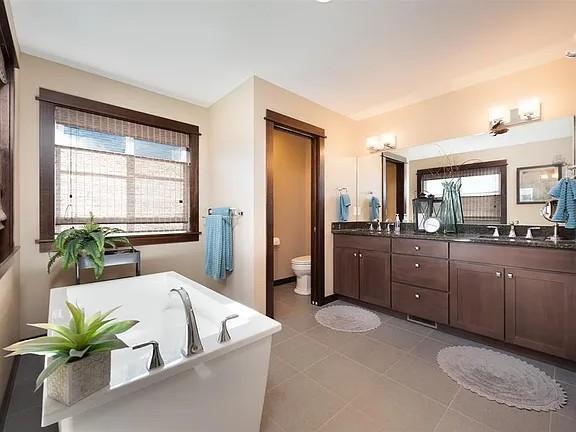 Photo - 4894 Triumph St