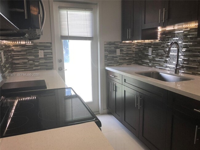 Building Photo - 10001 W Bay Harbor Dr Unit 206