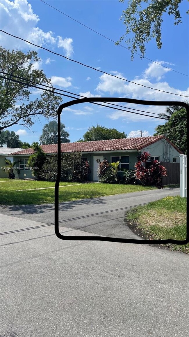 Building Photo - 1909 Mayo St Unit 1