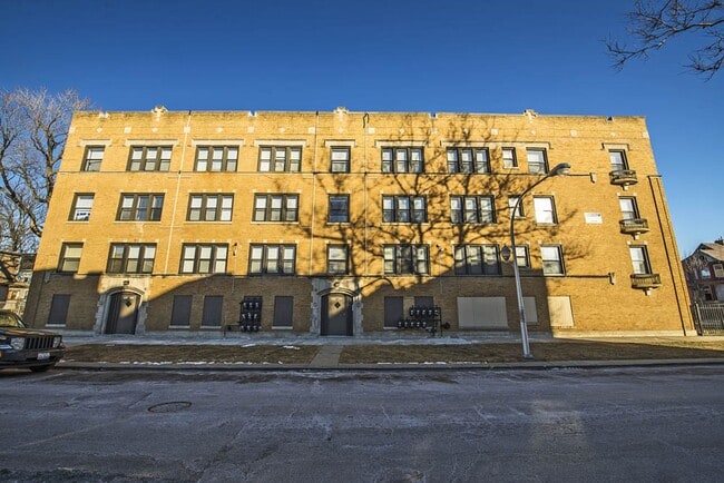 Building Photo - 7419 S Phillips