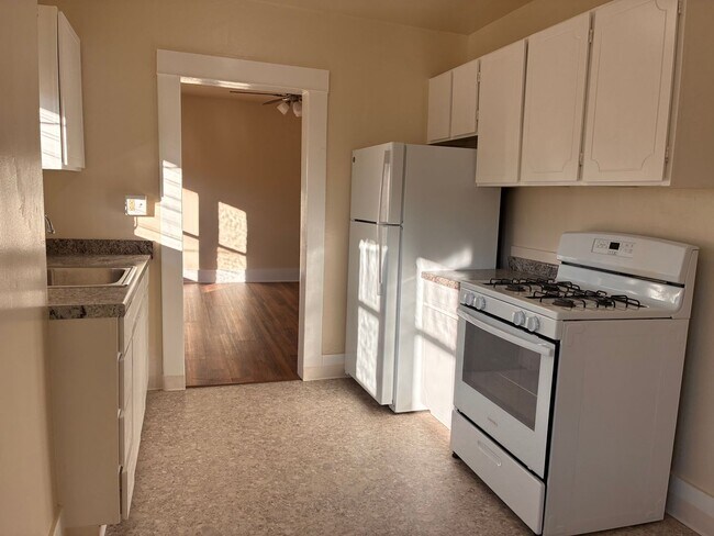 Photo - Winter Move-In Special!! Inner SE ::: RARE Opening, Vintage 1bd Near Belmont & Hawthorne! Unidad 1704-2