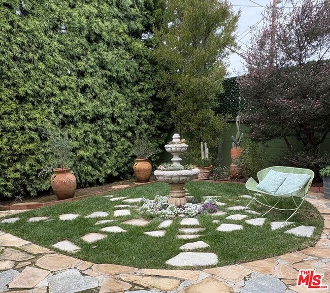 Building Photo - 777 El Medio Ave