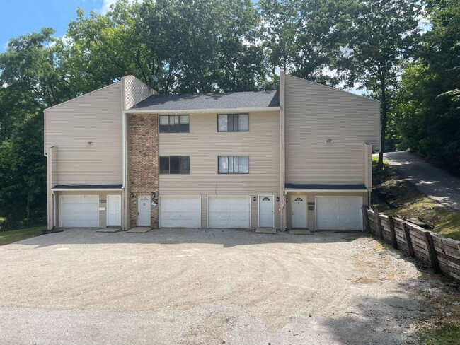 Building Photo - "Charming 2-Bed Multiplex in Davenport wit... Rental