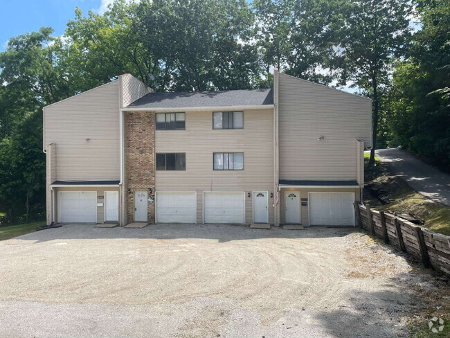 Building Photo - "Charming 2-Bed Multiplex in Davenport wit... Rental