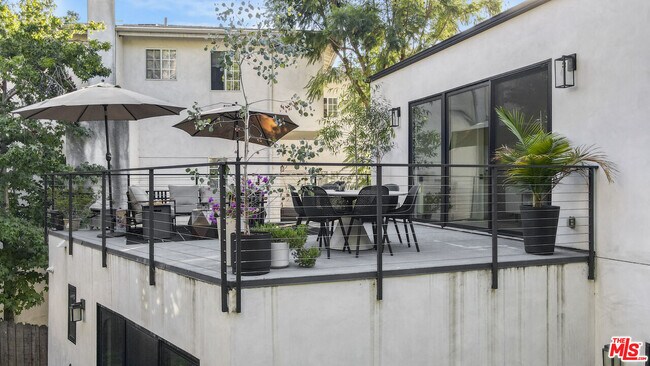 Photo - 4852 Seldner St E