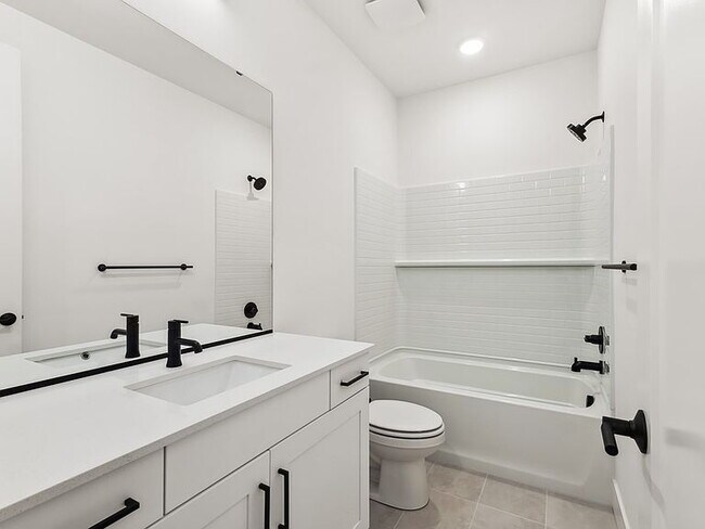 "Spacious 2-Bedroom Condo Oasis with 2 Baths in Prime Redmond Location – 1539 Sq Ft of Comfort!"