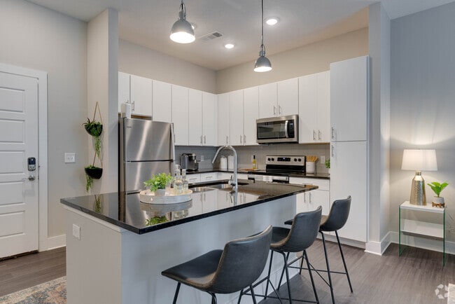 1BR, 1BA - 790SF