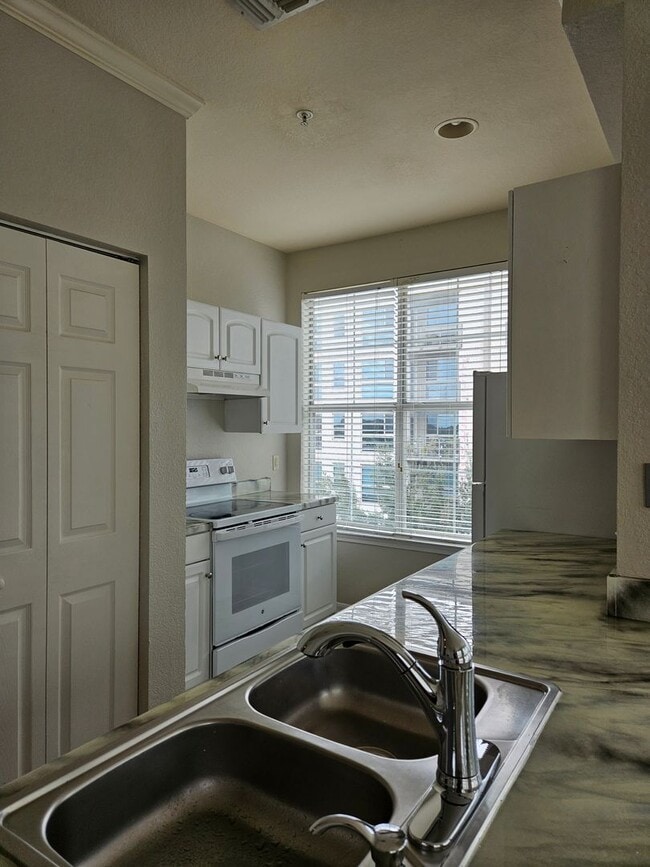 Building Photo - Nice 2/2 overlooking North Orange with Fireplace-FREE WATER/SEWER!