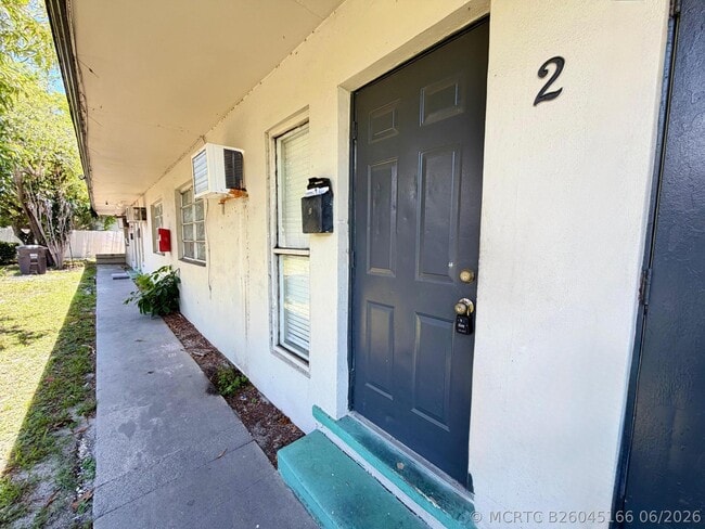 Building Photo - 809 2nd St Unit 2