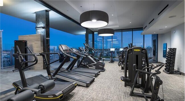 Building Photo - 301 W 5th St Unit S6-10